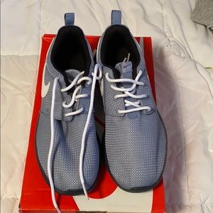 Boys Nike rosherun size 3 NEW